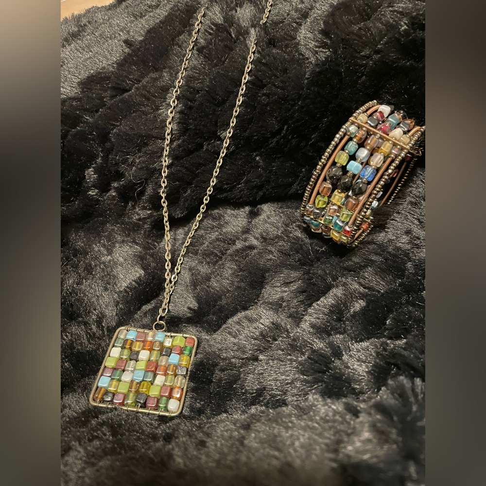 Colorful bead pendant necklace and bracelet